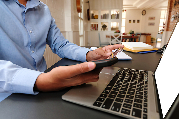 포토 JPG 해외이미지 라이프스타일 남자 인터넷 비즈니스 모바일 직장 사람 성인 사람없음 금융 스마트폰 핸드폰 쇼핑 컴퓨터 사무실 잡기 비즈니스맨 신용카드 구매 스마트 상업 전자 온라인 전자상거래 해외202310 해외포토 컨셉 회사 모션 생활 경제 전자제품 스마트기기 직장인 파일형식