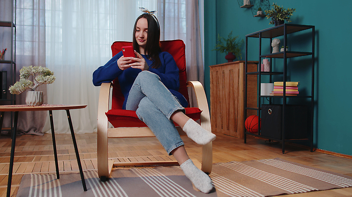 포토 JPG 해외이미지 백인 응시 여자 교육 거실 의자 통신 청소년 거리 아파트 주택 실내 한명 미소 사람 앉기 내부 10대 스마트폰 핸드폰 독서 잡기 자신감 네트워크 메시지 뉴스 사이버 주말 온라인쇼핑 소셜 프리랜서 혼자 해외202310 해외포토 서양인 직업 1 시선 감정 가구 모션 표정 건물 전자제품 스마트기기 쇼핑 온라인 파일형식