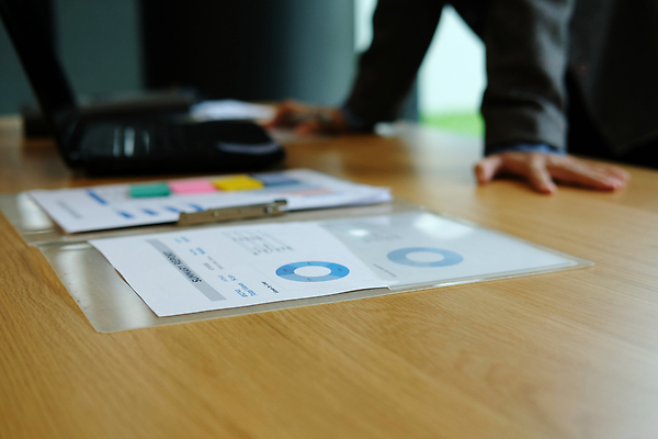 포토 JPG 해외이미지 손 여자 종이 안경 생각 비즈니스 탁자 그래프 노동자 직장 사람 사람없음 컴퓨터 사무실 펜 업무 비즈니스맨 비즈니스우먼 계획 책상 분석 보고서 준비 문서 해외202310 해외포토 직업 잡화 남자 가구 컨셉 회사 신체부위 전자제품 필기구 작업 직장인 파일형식