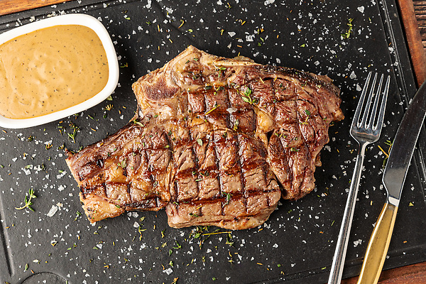 포토 JPG 해외이미지 음식 백그라운드 뼈 건조 육류 스테이크 요리 비프스테이크 사람없음 빨간색 검은색 식사 저녁식사 소고기 시골 신선 그릴 정상 바비큐 자르기 굽기 날것 로즈메리 갈비뼈 항공촬영 등심 서쪽 해외202310 해외포토 뷰포인트 컬러 식재료 모션 주방용품 서양음식 구이 방향 허브 파일형식