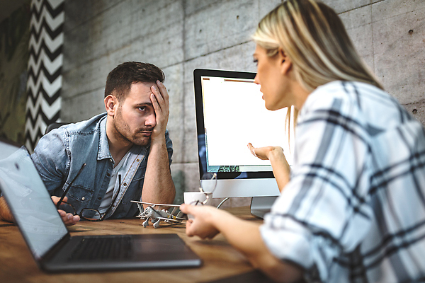 포토 JPG 해외이미지 라이프스타일 응시 생각 비즈니스 사업가 스트레스 아이디어 피곤 창조 대화 앉기 두명 가로 노트북 사무실 머리 고통 잠 업무 작업 비즈니스맨 비즈니스우먼 엔지니어 좌절 전문직 디자이너 동료 두통 업무과다 문제 심각 브레인스토밍 해외202310 해외포토 직업 시선 여자 남자 감정 컨셉 관계 모션 말하기 사람 생활 신체부위 전자제품 직장인 기술자 질병 파일형식