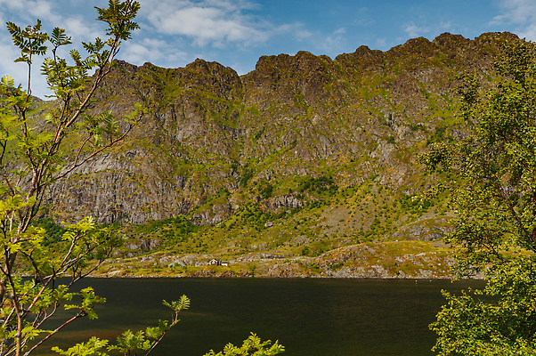 포토 JPG 해외이미지 유럽 호수 바다 여행 자연 하늘 휴가 산 항해 파노라마 노르웨이 풍경 사람없음 야외 초록색 물 여름 파란색 뷰티 반사 안개 바위 숲 언덕 암초 내추럴 뿌연 스칸디나비아 해외202310 해외포토 자연요소 계절 나라 컬러 배_교통 날씨 촬영기법 돌_바위 생태계 파일형식
