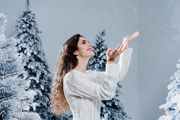 포토 JPG 해외이미지 나무 응시 여자 겨울 새해 한명 상반신 성인 옆모습 추위 눈 파마 우아함 니트 성인여자한명만 해외202310 해외포토 자연요소 식물 1 헤어스타일 시선 계절 뷰포인트 컨셉 상의 날씨 사람 여자한명만 성인여자만 파일형식