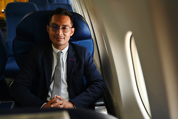 포토 JPG 해외이미지 직업 남자 여행 인터넷 의자 사업가 창문 교통시설 성공 비행기 한명 사람 앉기 정장 내부 금융 경제 노트북 업무 작업 비즈니스맨 네트워크 재산 연결 사이버 무선전화기 스마트 검색 출장 승객 온라인 대패 정중 해외202310 해외포토 1 옷 가구 교통 컨셉 비즈니스 항공교통 모션 대중교통 전자제품 직장인 전화기 시설 파일형식