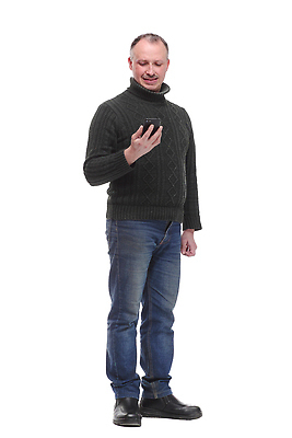 포토 JPG 해외이미지 전신 남자 한명 서기 들기 성인 스마트폰 성인남자한명만 내려보기 해외202310 해외포토 1 모션 사람 핸드폰 스마트기기 남자한명만 성인남자만 파일형식