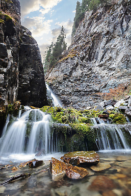 포토 JPG 해외이미지 공원 아시아 여행 자국 자연 산 풍경 사람없음 야외 세로 강 뷰티 골짜기 폭포 바위 쉬운 카자흐스탄 알마티 해외202310 해외포토 공공시설 나라 돌_바위 생태계 파일형식