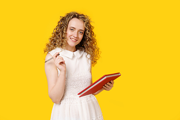 포토 JPG 해외이미지 스튜디오촬영 백인 직업 학생 응시 여자 교육 행복 포즈 생각 비즈니스 학교 청소년 아이디어 갈색머리 한명 서기 미소 사람 10대 책 경제 학습 스터디 사무실 독서 펜 쪽지 교사 가리킴 기록 작업 비즈니스우먼 경영자 대학교 문서 비서 팔 해외202310 해외포토 서양인 1 헤어스타일 시선 감정 컨셉 모션 실내 표정 손짓 신체부위 필기구 직장인 리더 파일형식