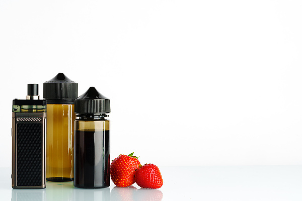 포토 JPG 해외이미지 딸기 사람없음 흰배경 니코틴 니코틴중독 전자담배 해외202310 해외포토 백그라운드 과일 담배 흰색 중독 파일형식