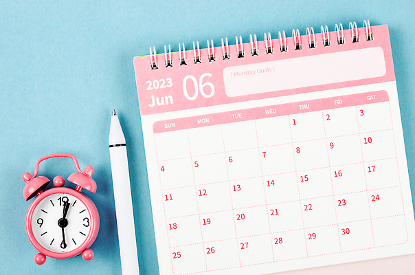 포토 JPG 해외이미지 디자인 계절 종이 시계 백그라운드 비즈니스 가정 탁자 휴가 설계 새로움 이벤트 사람없음 파란색 사무실 숫자 펜 다이어리 사무용품 자명종 달력 시간 일주일 6월 책상 일요일 월 비어있는 해외202310 해외포토 문자 컬러 가구 컨셉 문구용품 필기구 알람 날짜 요일 파일형식