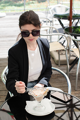 포토 JPG 해외이미지 백인 라이프스타일 여자 얼굴 백그라운드 휴식 아이스크림 디저트 키위 한명 미소 사람 성인 여름 스마트폰 뷰티 유행 식당 초콜릿 얼음 카페 가을 도시 업무 바 생일 달콤 먹기 크림 옷입기 프랑스어 인기 맛있는 해외202310 해외포토 자연요소 서양인 문자 1 계절 기념일 음식 컨셉 과일 모션 표정 생활 신체부위 핸드폰 스마트기기 상점 작업 맛 파일형식