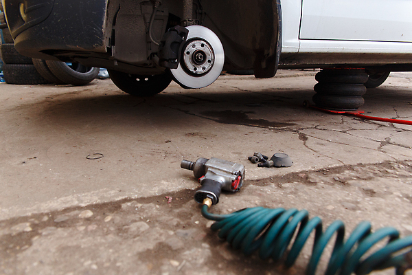 포토 JPG 해외이미지 직업 계절 산업 도로 부분 교통시설 자동차 안전 사람없음 야외 상점 금속 기계 봄 장비 공구 스패너 디스크 업무 바퀴 작업실 변화 수리 브레이크 서비스 타이어 리프트 고정 호스 문제 정비공 잭 유지 교체 자동 철강 해외202310 해외포토 길 육상교통 교통 컨셉 재질 도구 작업 기술자 질병 시설 파일형식