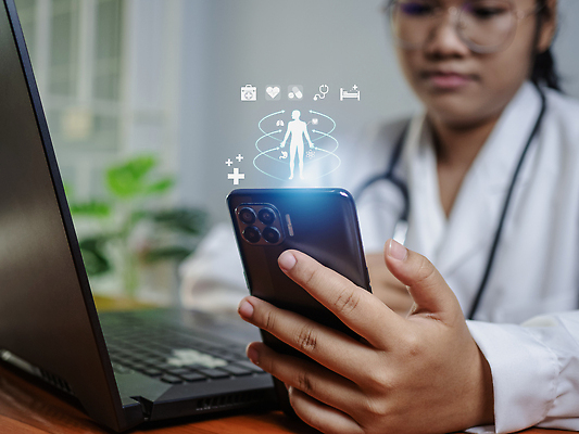 포토 JPG 해외이미지 직업 유니폼 인터넷 비즈니스 통신 청진기 모바일 직장 기술 건강 병원 한명 그래픽 치료 노트북 스마트폰 핸드폰 컴퓨터 사무실 약 건강관리 자료 장비 의사 정보 코트 업무 도움 네트워크 책상 분석 검색 보고서 컨설턴트 문서 온라인 돌봄 해외202310 해외포토 1 옷 가구 컨셉 회사 의학 의료기기 모션 관리 사람 전자제품 스마트기기 외투 의료진 작업 전문직 상담 파일형식