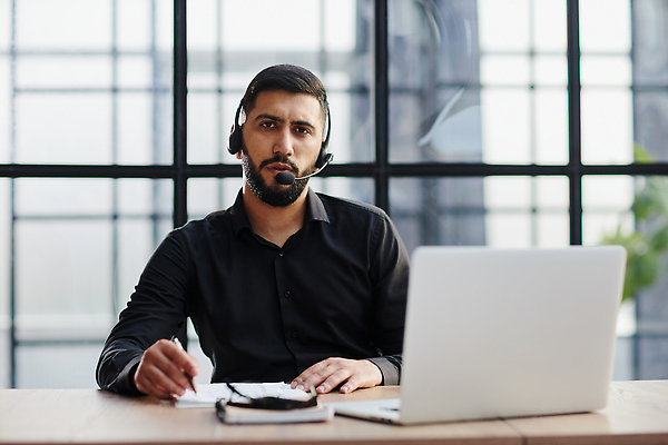 포토 JPG 해외이미지 직업 행복 얼굴 인터넷 비즈니스 성공 회의 실내 말하기 한명 미소 가로 컴퓨터 독서 판매 헤드폰 연결 종업원 중개인 전화기 고객 동료 서비스 컨설턴트 안내원 부름 비서 온라인 소통 경영 남아프리카 운영자 지원 헬프 대리인 해외202310 해외포토 1 감정 음향기기 컨셉 관계 모션 아프리카 표정 사람 내부 신체부위 전자제품 도움 전문직 상담 파일형식