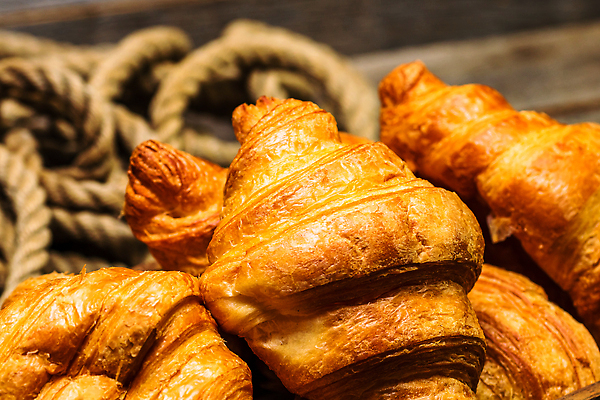 포토 JPG 해외이미지 전통 음식 백그라운드 탁자 아침 디저트 도마 요리 사람없음 목재 갈색 식사 빵집 흰색 신선 황금 달콤 맛 아침식사 굽기 퍼프 롤 버터 프랑스어 번 페스츄리 핸드메이드 맛있는 해외202310 해외포토 주간 나무 문자 빵 컬러 가구 컨셉 재료 주방용품 상점 구이 파일형식