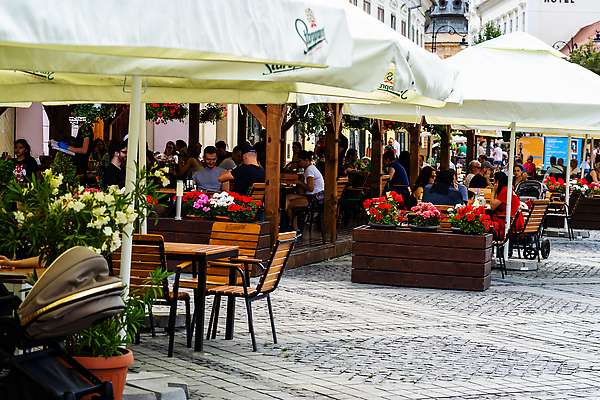 포토 JPG 해외이미지 문화 여행 거리 사람 사람없음 야외 중세 역사 재산 도심 타운 루마니아 동유럽 랜드마크 트란실바니아 해외202310 해외포토 유럽 금융 도시 파일형식