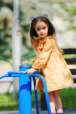 포토 JPG 해외이미지 백인 모델 1 라이프스타일 드레스 공원 여자 행복 감정 얼굴 어린이 포즈 백그라운드 놀이 휴식 거리 한명 미소 사람 야외 햇빛 기쁨 자유 놀이터 작음 긍정 회전목마 일반 돌봄 해외202310 해외포토 서양인 옷 공공시설 컨셉 모션 표정 생활 신체부위 태양 놀이기구 크기 파일형식