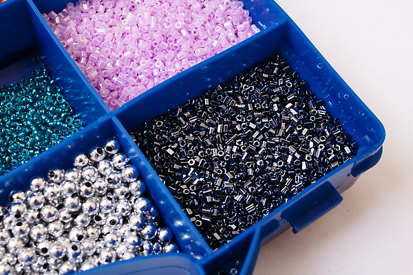 포토 JPG 해외이미지 디자인 컬러 백그라운드 목걸이 장신구 팔찌 유리 직장 창조 미술 취미 사람없음 장식 파란색 세트 상자 컬러풀 장미 공구 업무 그룹 작업실 황금 컨테이너 플라스틱 보석 천 수집 만들기 모음 수공예 방법 엘리먼트 항목 핸드메이드 스타일 많음 해외202310 해외포토 꽃 산업 컨셉 회사 모션 재질 문화예술 도구 직물 작업 광석 공예 파일형식