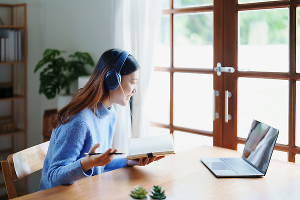 포토 JPG 해외이미지 직업 학생 라이프스타일 여자 교육 백그라운드 컨셉 인터넷 비즈니스 통신 회의 설계 주택 직장 한명 사람 앉기 동양인 성인 노트북 학습 컴퓨터 사무실 디지털 검은색 헤드폰 공책 업무 작업 비즈니스우먼 도서관 E 연결 온라인 동영상 예산 온라인강의 프리랜서 해외202310 해외포토 1 알파벳 컬러 음향기기 회사 모션 문구용품 인종 건물 생활 전자제품 직장인 강의 파일형식 언택트