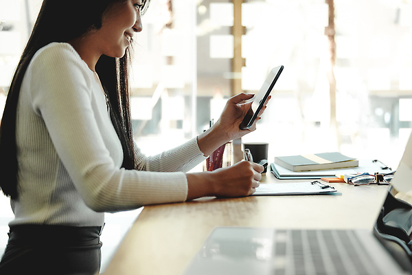 포토 JPG 해외이미지 직업 라이프스타일 여자 비즈니스 사업가 통신 탁자 모바일 실내 대화 한명 사람 앉기 동양인 성인 노트북 스마트폰 핸드폰 컴퓨터 사무실 업무 작업 비즈니스우먼 스마트 소통 프리랜서 해외202310 해외포토 1 가구 컨셉 모션 말하기 인종 내부 생활 전자제품 스마트기기 직장인 파일형식