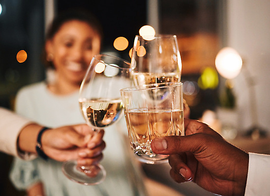 포토 JPG 해외이미지 손 여자 남자 와인잔 들기 상반신 성인 아웃포커스 세명 파티 축하 야간 음주 건배 보케 성인만 해외202310 해외포토 자연요소 컨셉 술잔 모션 촬영기법 사람 이벤트 신체부위 파일형식