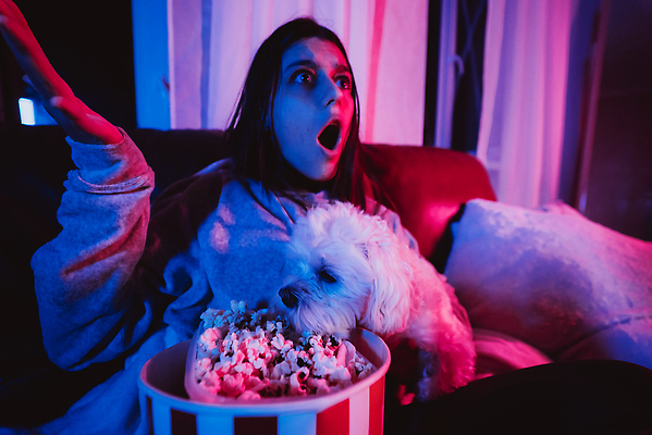 포토 JPG 해외이미지 백인 여자 행복 2 놀이 주택 한명 미소 웃음 앉기 전자제품 컴퓨터 기쁨 게임 시간 개 먹기 필름 영화 흥분 팝콘 조이스틱 동영상 위로 게이머 관리자 해외202310 해외포토 서양인 1 감정 포유류 모션 문화예술 표정 사람 건물 게임기 파일형식