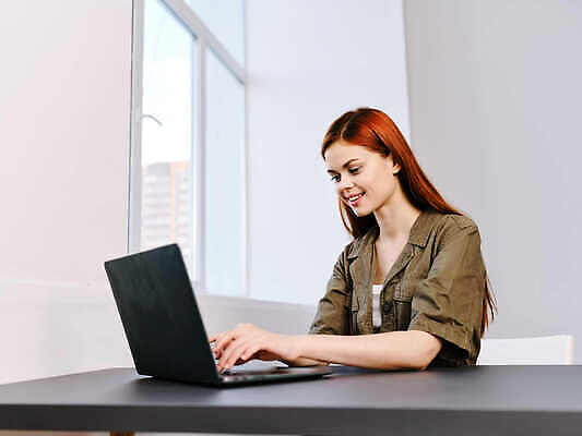 포토 JPG 해외이미지 직업 학생 라이프스타일 여자 행복 인터넷 의자 비즈니스 사업가 학교 탁자 한명 미소 사람 앉기 20대 성인 10대 노트북 스터디 컴퓨터 사무실 독서 뷰티 공책 업무 작업 직장인 비즈니스우먼 퍼즐 연결 경영자 온라인 빨간머리 경영 진짜 프리랜서 해외202310 해외포토 1 헤어스타일 교육 감정 가구 모션 청소년 문구용품 표정 청년 생활 전자제품 학습 리더 파일형식