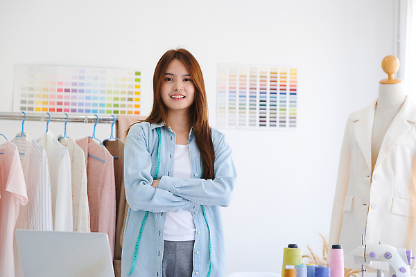 포토 JPG 해외이미지 직업 응시 드레스 옷 행복 산업 패턴 비즈니스 사업가 성공 직장 창조 대화 한명 미소 정장 취미 유행 세일 팔짱 직물 작업 비즈니스우먼 작업실 그늘 디자이너 수집 옷가게 온라인쇼핑 질서 온라인 장인 수공예 재단 재단사 마케팅 스타일리스트 스타일 중소기업 해외202310 해외포토 1 시선 여자 감정 컨셉 무늬 회사 모션 표정 말하기 사람 쇼핑 상점 예절 직장인 공예 파일형식