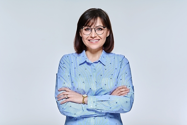 포토 JPG 해외이미지 백인 모델 1 라이프스타일 헤어스타일 응시 여자 행복 얼굴 40대 중년 백그라운드 셔츠 비즈니스 성공 실내 건강 한명 사람 성인 뷰티 유행 기쁨 흰색 비즈니스우먼 자신감 우아함 중앙 경영자 긍정 고립 스타일 해외202310 해외포토 서양인 시선 감정 컬러 컨셉 상의 내부 생활 신체부위 직장인 리더 파일형식