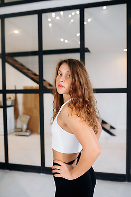 포토 JPG 해외이미지 백인 여자 요가 창문 갈색머리 실내 한명 운동복 운동 검은색 흰색 유연 날씬함 레깅스 혼자 해외202310 해외포토 서양인 1 헤어스타일 웰빙 옷 컬러 하의 건강 사람 내부 몸매 파일형식