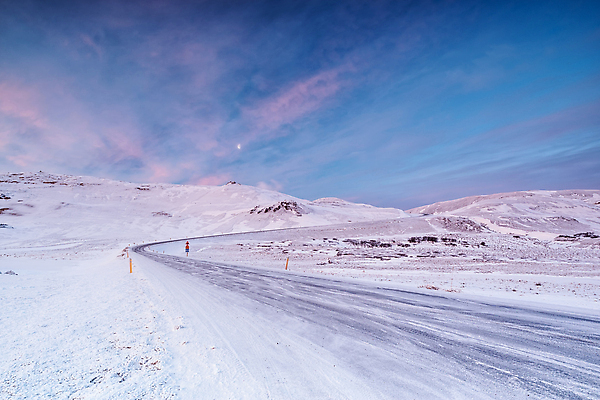 포토 JPG 해외이미지 도로 겨울 자연 하늘 산 아이슬란드 사람없음 가로 컬러풀 햇빛 일출 달 빙하 화산 내추럴 랜드마크 지열 지질학 해외202310 해외포토 자연요소 계절 교육 유럽 길 컬러 교통시설 태양 노을 생태계 파일형식