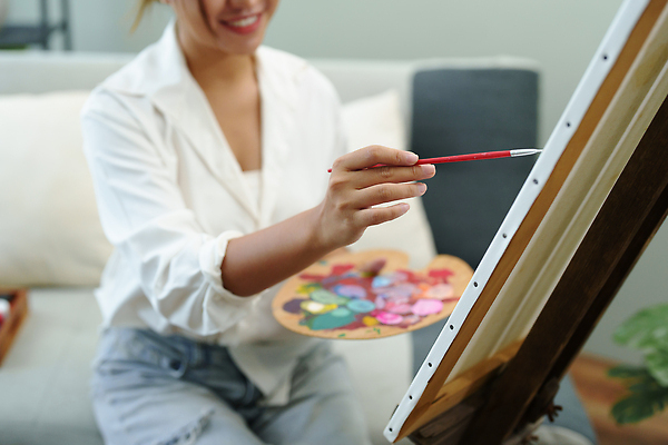 포토 JPG 해외이미지 여자 한명 들기 앉기 동양인 상반신 성인 취미 앞모습 소파 물감 미술도구 붓 그리기 팔레트 이젤 그림 캔버스 화가 성인여자한명만 해외202310 해외포토 직업 1 뷰포인트 의자 모션 사람 인종 오브젝트 여자한명만 성인여자만 파일형식