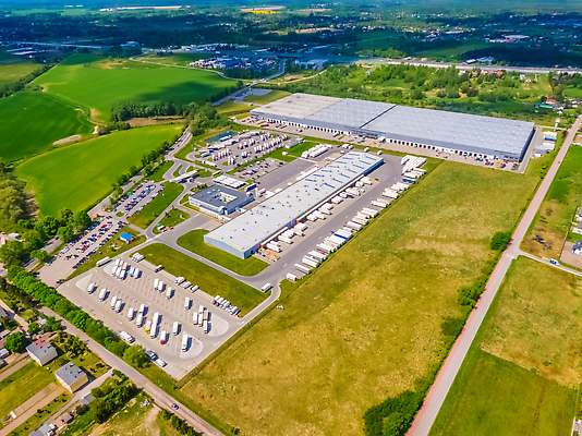 포토 JPG 해외이미지 유럽 산업 도로 비즈니스 공장 교통시설 자동차 독일 안테나 사람없음 화물 상품 컨테이너 창고 시설 상업 수납 짐차 무거움 트레일러 물류 폴란드 드론 분배 수입 조감도 해외202310 해외포토 나라 길 육상교통 교통 통신 공업 운송업 무게 파일형식