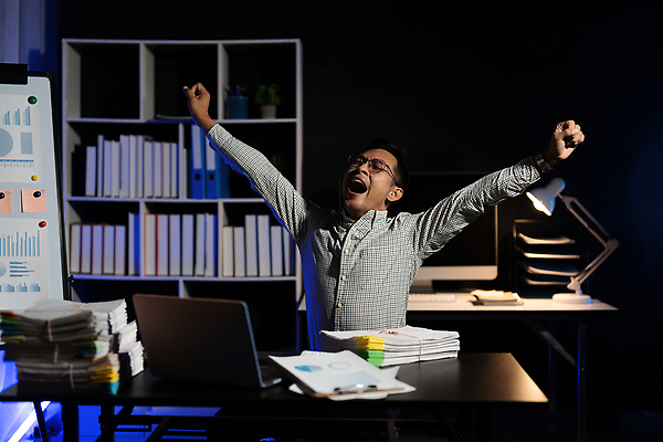 포토 JPG 해외이미지 직업 남자 비즈니스 사업가 스트레스 주택 맥주 직장 피곤 한명 사람 앉기 성인 노트북 컴퓨터 사무실 어둠 잠 업무 작업 비즈니스맨 야간 저녁 지루함 종업원 책상 경영자 두통 업무과다 문제 야근 과로 마감 회계사 해외202310 해외포토 자연요소 1 감정 가구 컨셉 회사 모션 주류 건물 전자제품 직장인 질병 리더 파일형식