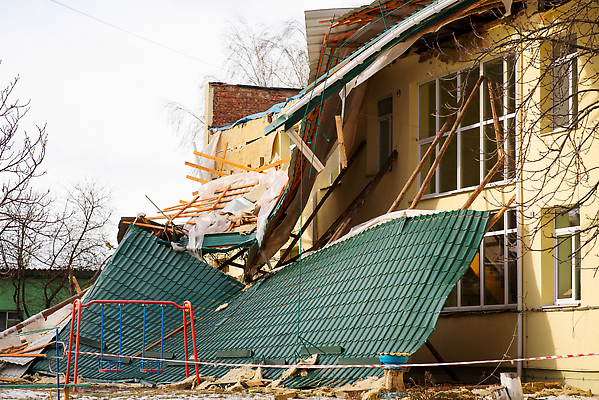 포토 JPG 해외이미지 나무 외관 벽 백그라운드 건축양식 창문 지붕 바람 주택 사람없음 야외 건물 손상 도시 수리 위험 옥상 그네 폭풍 타운 보험 깨짐 파멸 해외202310 해외포토 자연요소 식물 건축물 건축 컨셉 날씨 파일형식 소멸