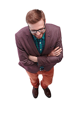 포토 JPG 해외이미지 전신 남자 한명 서기 성인 하이앵글 팔짱 성인남자한명만 안경낌 해외202310 해외포토 1 안경 뷰포인트 모션 사람 남자한명만 성인남자만 파일형식