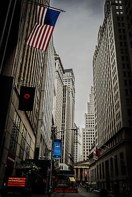 포토 JPG 해외이미지 북아메리카 비즈니스 하늘 풍경 사람없음 야외 건물 금융 경제 도시풍경 고층빌딩 미국 깃발 도시 시장 성조기 국기 주식 심볼 뉴욕 투자 맨해튼 위기 전국 존재 해외202310 해외포토 건축물 아메리카 빌딩 파일형식
