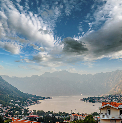포토 JPG 해외이미지 나무 유럽 바다 여행 백그라운드 컨셉 요트 건축양식 자연 하늘 휴가 산 주택 파노라마 풍경 사람없음 야외 물 여름 파란색 도시풍경 뷰티 노란색 여행객 항구 일몰 만 보트 성 고급 크루즈 지중해 타운 몬테네그로 발칸반도 해외202310 해외포토 자연요소 식물 건축물 계절 건축 나라 컬러 배_교통 교통시설 촬영기법 사람 건물 노을 도시 생태계 파일형식