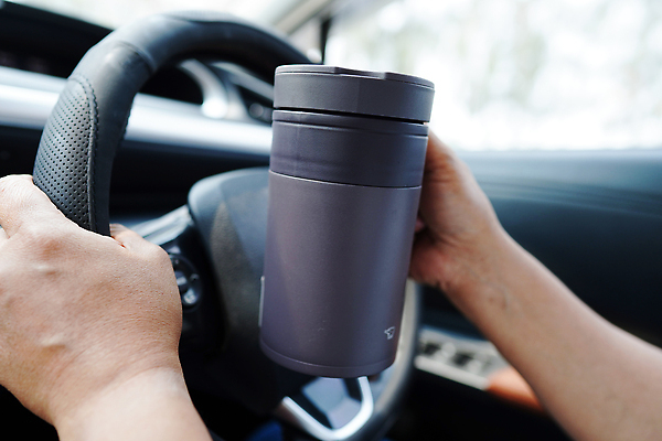 포토 JPG 해외이미지 라이프스타일 손 남자 도로 커피 음료 빵 여행 비즈니스 교통시설 모션 자동차 패스트푸드 따뜻함 샌드위치 사람 사람없음 컵 식사 운전 머그컵 추위 튀김 햄버거 잡기 도시 뜨거움 운전사 아침식사 위험 일회용 사건 먹기 배고픔 속도 패키지 보험 프랑스어 점심식사 카페인 해외202310 해외포토 직업 문자 식기 길 음식 육상교통 교통 컨셉 생활 신체부위 인스턴트 시설 파일형식