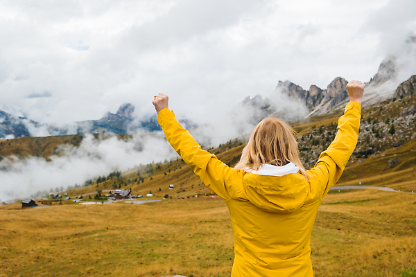 포토 JPG 해외이미지 백인 라이프스타일 손 응시 여자 행복 스포츠 여행 배낭 자연 날씨 휴가 산 한명 사람 풍경 여행객 이탈리아 트래킹 펼침 하이킹 자유 안개 황무지 회전 알프스 통과 산악지대 백패커 해외202310 해외포토 서양인 1 시선 감정 유럽 컨셉 가방 모션 레저 생활 신체부위 생태계 파일형식
