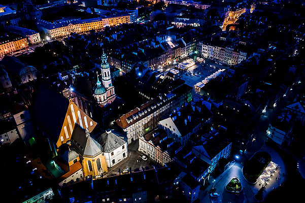 포토 JPG 해외이미지 유럽 여행 건축양식 하늘 지붕 휴가 조명 거리 주택 안테나 파노라마 풍경 사람없음 야외 건물 여름 도시풍경 여행객 탑 가을 도시 도심 야간 박물관 장면 타운 기념물 스카이라인 폴란드 구시가지 드론 랜드마크 수도권 옛날 조감도 해외202310 해외포토 자연요소 건축물 계절 건축 나라 통신 촬영기법 사람 지역 파일형식
