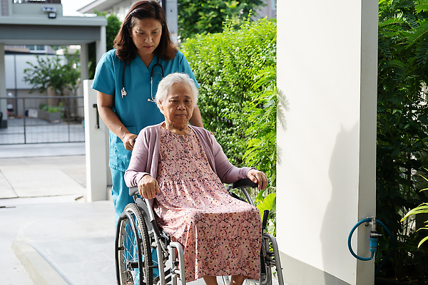 포토 JPG 해외이미지 라이프스타일 손 공원 여자 행복 아시아 의자 거리 건강 병원 미소 앉기 경사 성인 야외 두명 건강관리 산책 놀이방 환자 간호사 의사 도전 스쿠터 신선 바퀴 질병 은퇴 간호 휠체어 모터 장애 돌봄 옛날 헬프 해외202310 해외포토 공공시설 감정 나라 가구 의학 모션 휴식 표정 관리 사람 생활 신체부위 의료진 오토바이 도움 파일형식