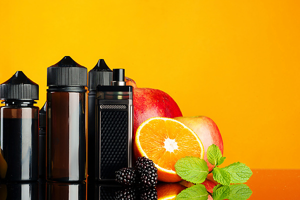 포토 JPG 해외이미지 잎 오렌지 근접촬영 사람없음 베리 블랙베리 노란배경 니코틴 니코틴중독 전자담배 해외202310 해외포토 식물 뷰포인트 백그라운드 과일 담배 노란색 중독 파일형식