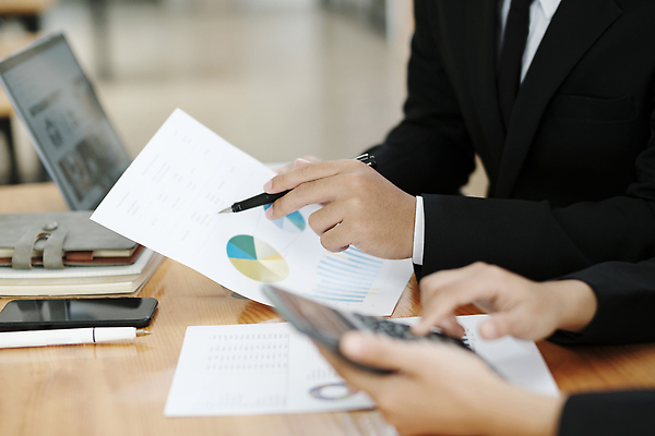 포토 JPG 해외이미지 직업 비즈니스 사업가 통신 성공 회의 그래프 협력 설계 아이디어 직장 함께함 관리 대화 설명 두명 금융 노트북 사무실 판매 정보 성장 작업 그룹 결과 계획 연결 토론 분석 동료 보고서 투자 나눔 회계 경영 마케팅 업그레이드 조언 프로젝트 콜라보레이션 브레인스토밍 해외202310 해외포토 컨셉 회사 관계 모션 말하기 사람 경제 전자제품 파일형식