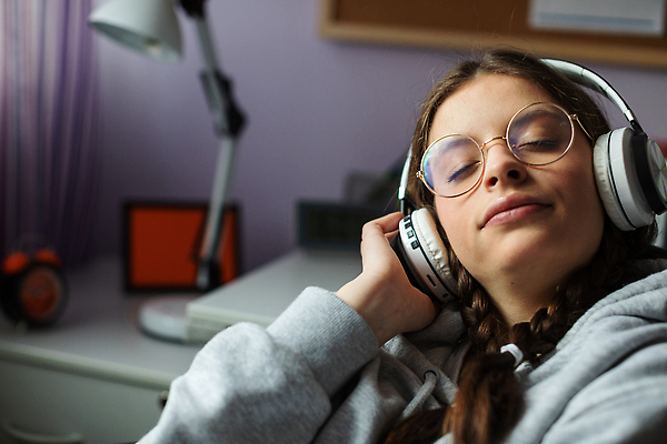 포토 JPG 해외이미지 긴머리 행복 감정 유럽 안경 여유 음악 휴식 갈색머리 한명 성인 10대 헤드폰 기쁨 듣기 최고 부채 모서리 긍정 성인여자만 해외202310 해외포토 1 헤어스타일 잡화 나라 음향기기 컨셉 모션 청소년 문화예술 사람 여자만 성인만 파일형식