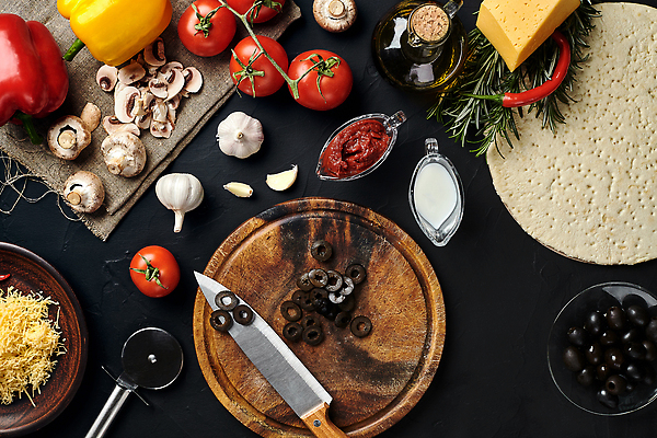 포토 JPG 해외이미지 토마토 고추 치즈 파프리카 피자 마늘 요리 사람없음 올리브 양송이 식칼 토마토소스 나무도마 도우 피자칼 해외202310 해외포토 열매 채소 주방용품 유제품 도마 패스트푸드 서양음식 목재 버섯 소스_음식 파일형식