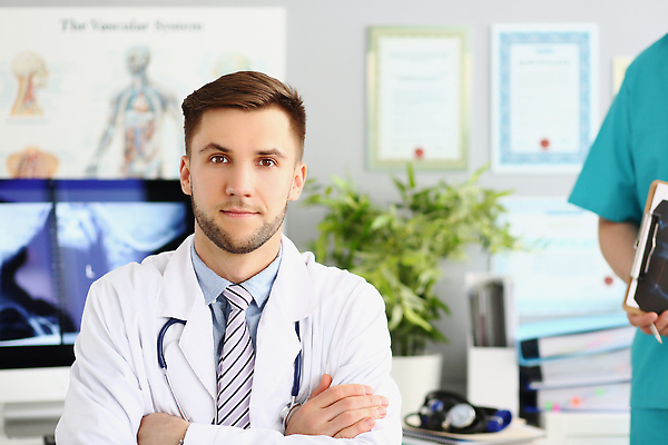 포토 JPG 해외이미지 직업 남자 포즈 이동 유니폼 청진기 노동자 직장 병원 한명 사람 치료 사무실 약 장비 환자 간호사 의사 공구 긴급 가운 업무 캐비닛 고객 연습 동료 준비 문서 약속 심각 의무 인턴 조언 헬프 해외202310 해외포토 1 옷 컨셉 회사 비즈니스 의학 관계 의료기기 의료진 도구 작업 도움 사물함 파일형식