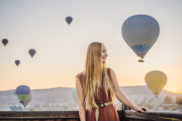 포토 JPG 해외이미지 여자 여행 난간 한명 성인 야외 아웃포커스 일몰 로맨틱 열기구 성인여자한명만 튀르키예 해외202310 해외포토 1 아시아 컨셉 항공교통 촬영기법 사람 노을 여자한명만 성인여자만 파일형식