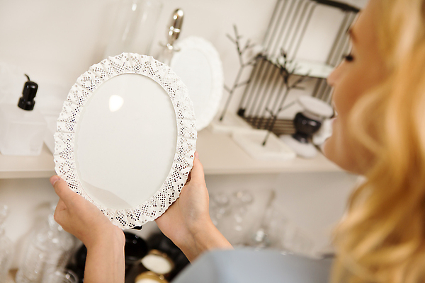 포토 JPG 해외이미지 라이프스타일 그릇 여자 장신구 선반 주택 실내 종류 한명 사람 내부 장식 금발 뷰티 판매 세일 쌓기 상점 장비 기구 도시 화려 선택 구매 상품 고객 무역 진열장 상업 모음 소매 슈퍼마켓 쇼퍼홀릭 스타일 해외202310 해외포토 1 헤어스타일 식기 산업 가구 컨셉 모션 건물 생활 쇼핑 파일형식