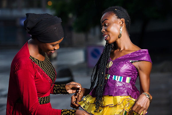 포토 JPG 해외이미지 응시 드레스 여자 행복 백그라운드 2 통신 대화 서기 미소 웃음 사람 야외 두명 빨간색 뷰티 노란색 귀걸이 목도리 우정 소프트포커스 토론 해외202310 해외포토 시선 잡화 옷 감정 컬러 장신구 모션 촬영기법 표정 말하기 친구 파일형식