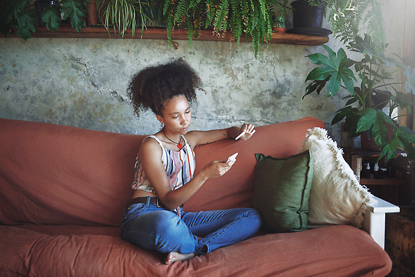 포토 JPG 해외이미지 라이프스타일 웰빙 여자 행복 얼굴 인터넷 가정 무선통신 아파트 주택 갈색머리 건강 한명 사람 20대 성인 스마트폰 컬러풀 뷰티 건강관리 외침 임신 성장 표현 기다림 연결 예측 집중 긍정 내추럴 돌봄 심각 여자한명만 해외202310 해외포토 1 헤어스타일 감정 컬러 컨셉 통신 모션 관리 청년 건물 생활 신체부위 핸드폰 스마트기기 소리 여자만 파일형식